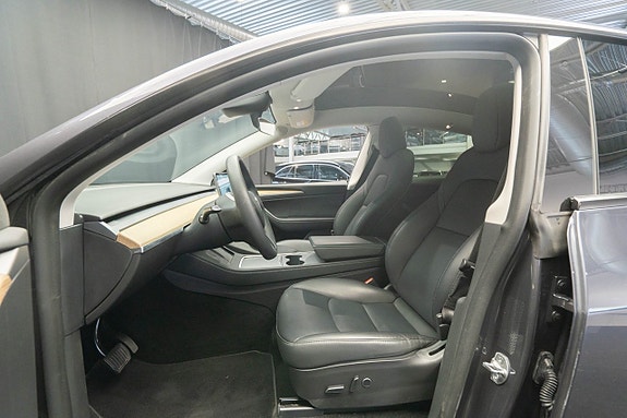 Tesla Model Y 17 of 22
