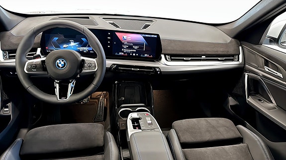 BMW iX1 4 of 9