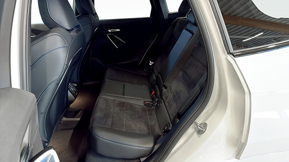 BMW iX1 5 of 9