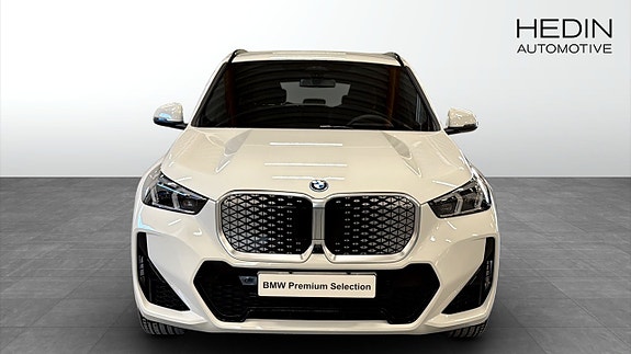 BMW iX1 8 of 9
