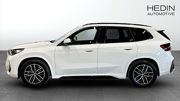 BMW iX1 6 of 9