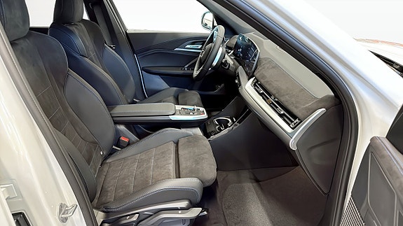 BMW iX1 3 of 9