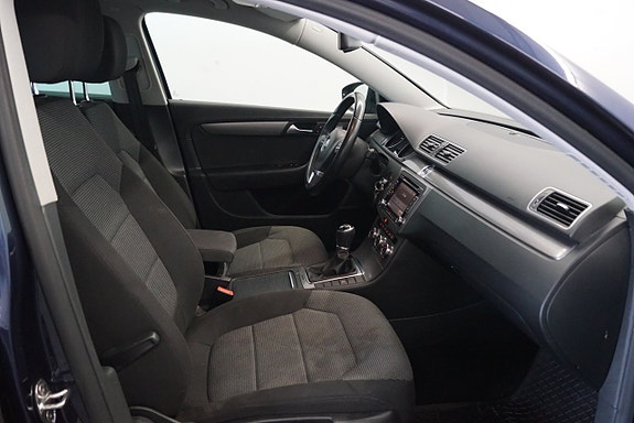 Volkswagen Passat 14 of 23