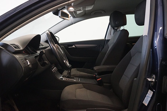 Volkswagen Passat 12 of 23
