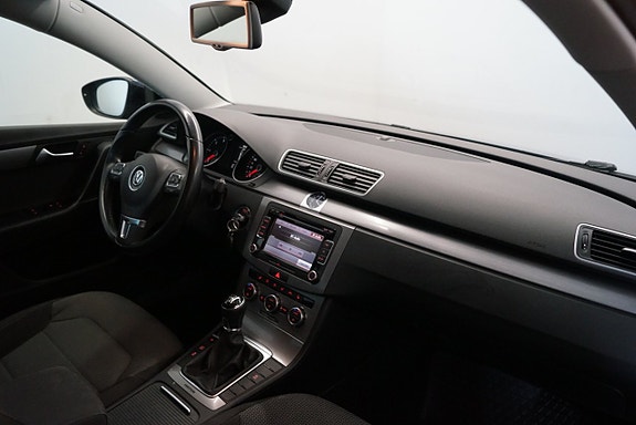 Volkswagen Passat 13 of 23