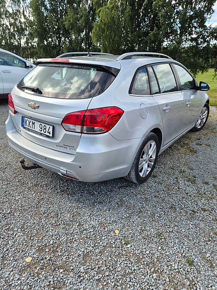 Chevrolet Cruze 3 of 4