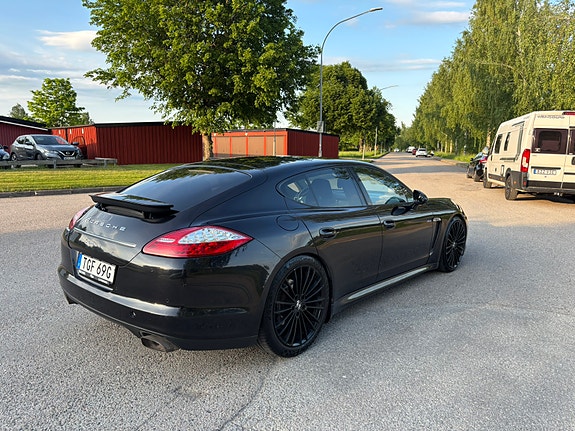 Porsche Panamera 4 of 12