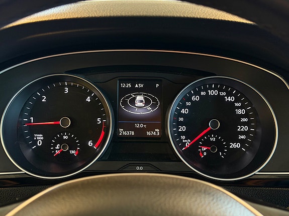 Volkswagen Passat 28 of 30