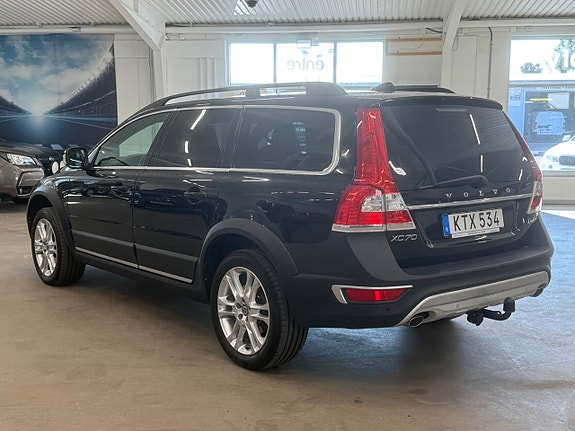 Volvo XC70 2 of 19