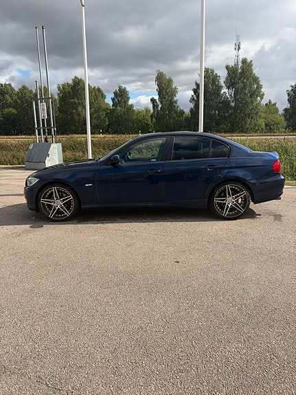 BMW 320d 3 of 5