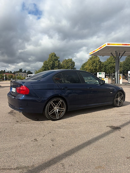 BMW 320d 2 of 5