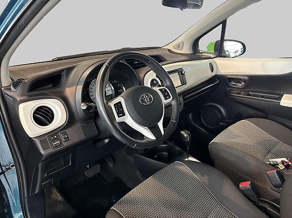 Toyota Yaris 13 of 18