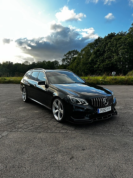 Mercedes-Benz E220 2 of 7