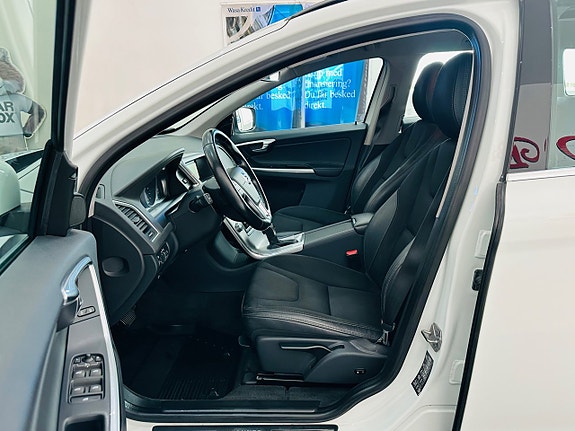 Volvo XC60 10 of 21