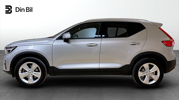 Volvo XC40 2 of 12