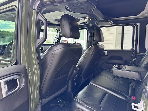 Jeep Wrangler Unlimited 9 of 17