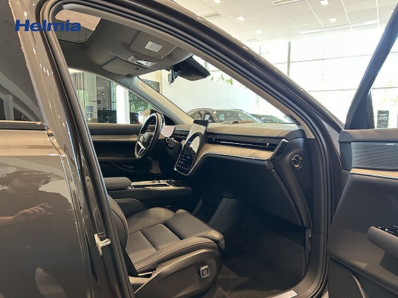 Volvo EX90 7 of 19