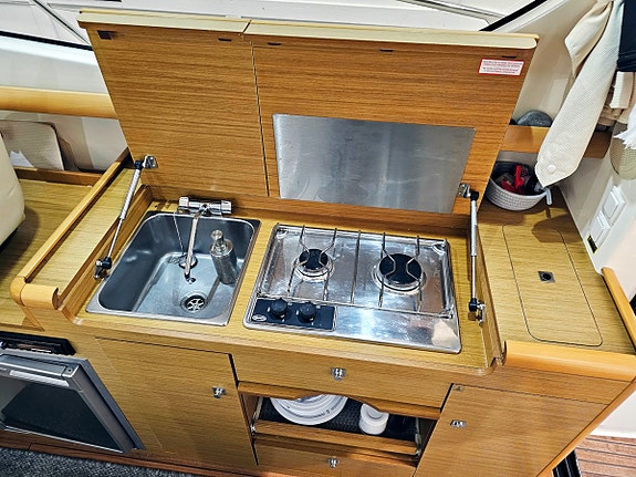Jeanneau Merry Fisher 10 Yanmar 380hk diesel axeldrift 9 of 12