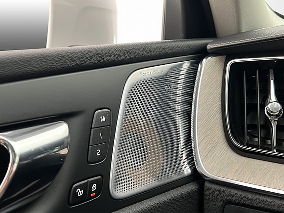 Volvo XC60 14 of 30
