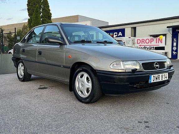 Opel Astra 2 of 12