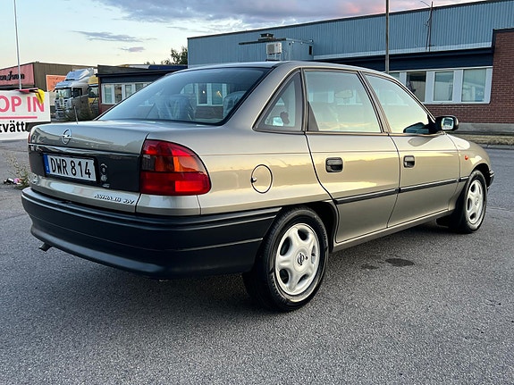 Opel Astra 3 of 12