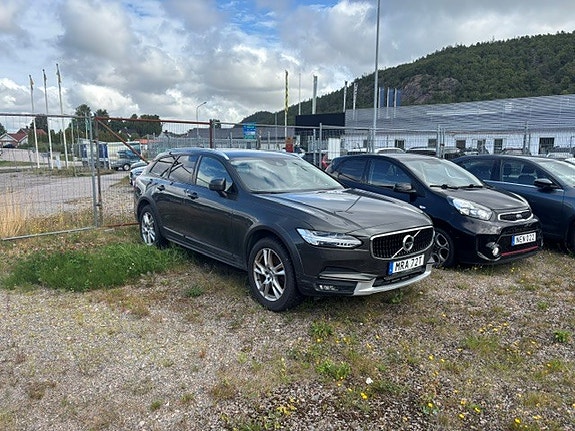 Volvo V90 Cross Country 2 of 8