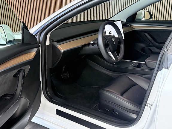 Tesla Model 3 11 of 21