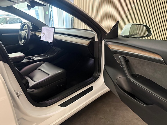 Tesla Model 3 20 of 21