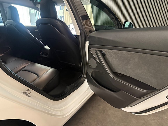 Tesla Model 3 18 of 21