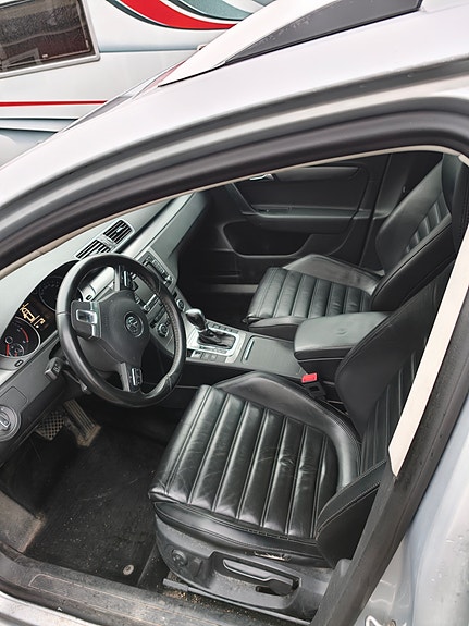 Volkswagen Passat 2 of 2