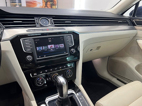 Volkswagen Passat 18 of 30