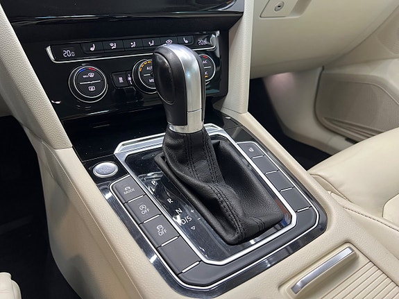 Volkswagen Passat 22 of 30