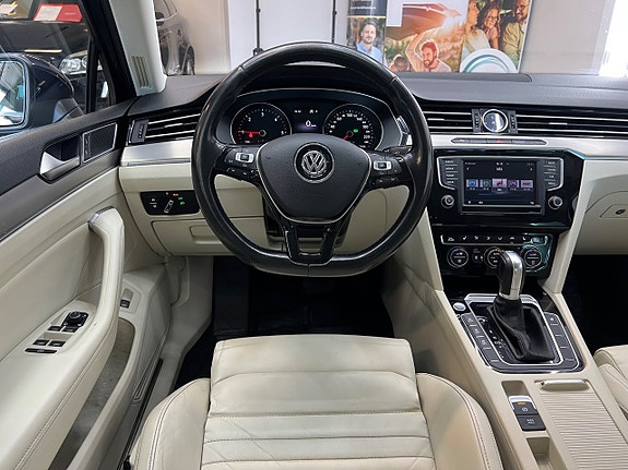 Volkswagen Passat 16 of 30