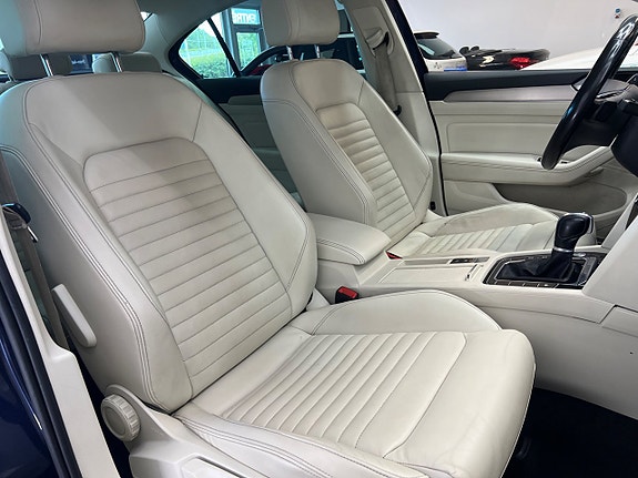 Volkswagen Passat 28 of 30