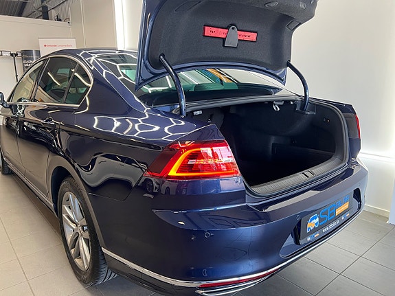 Volkswagen Passat 13 of 30