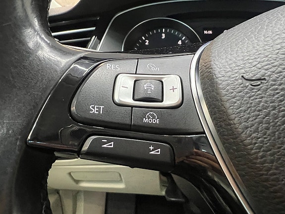 Volkswagen Passat 23 of 30