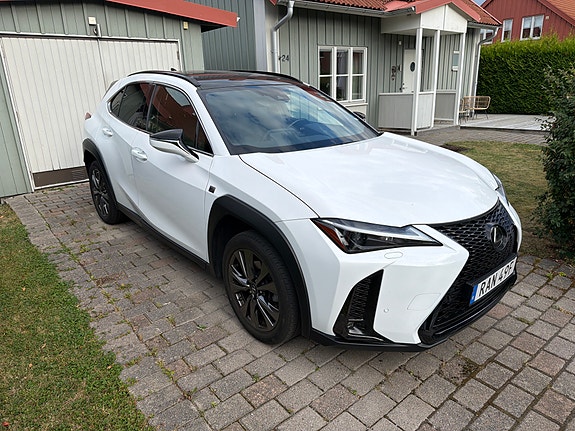 Lexus UX250h 3 of 6