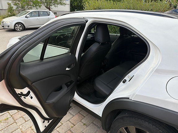 Lexus UX250h 5 of 6