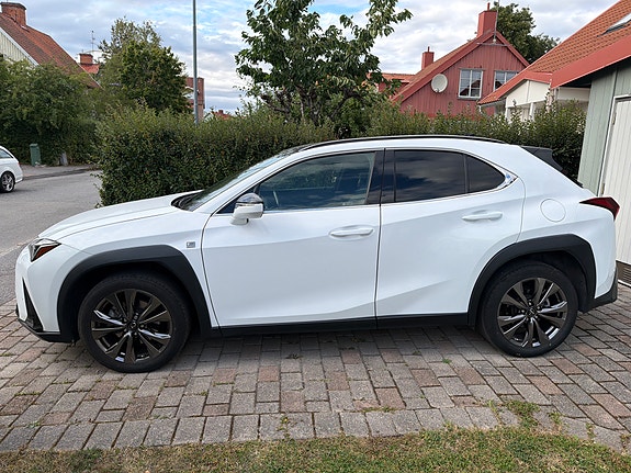 Lexus UX250h 2 of 6