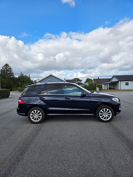 Mercedes-Benz ML350 3 of 14