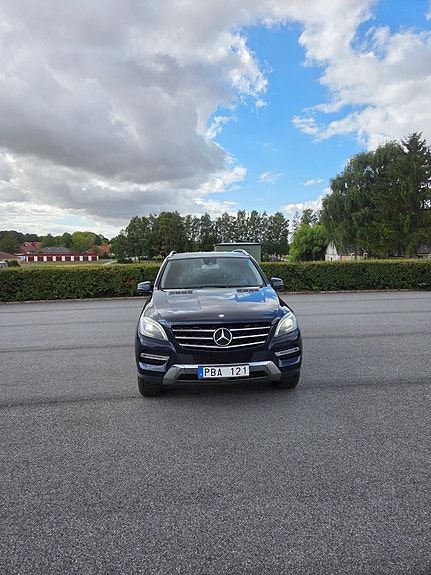 Mercedes-Benz ML350 2 of 14
