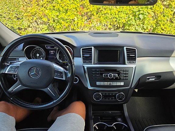 Mercedes-Benz ML350 7 of 14