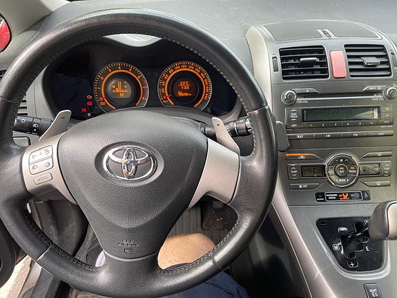 Toyota Auris 2 of 6