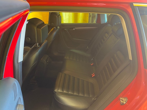 Volkswagen Passat 11 of 13
