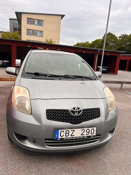 Toyota Yaris 2 of 4