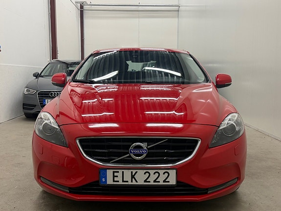 Volvo V40 2 of 28