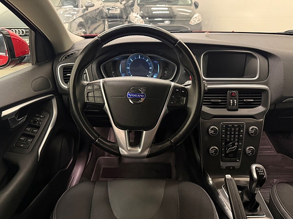 Volvo V40 17 of 28