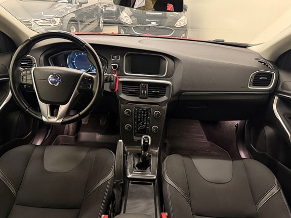 Volvo V40 16 of 28