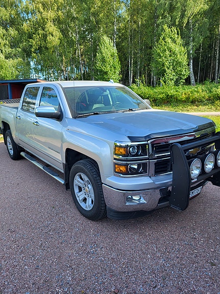 Chevrolet Silverado 1500 2 of 8