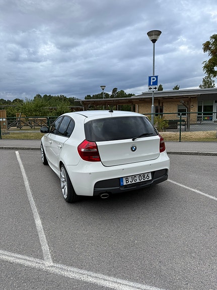 BMW 118d 4 of 6